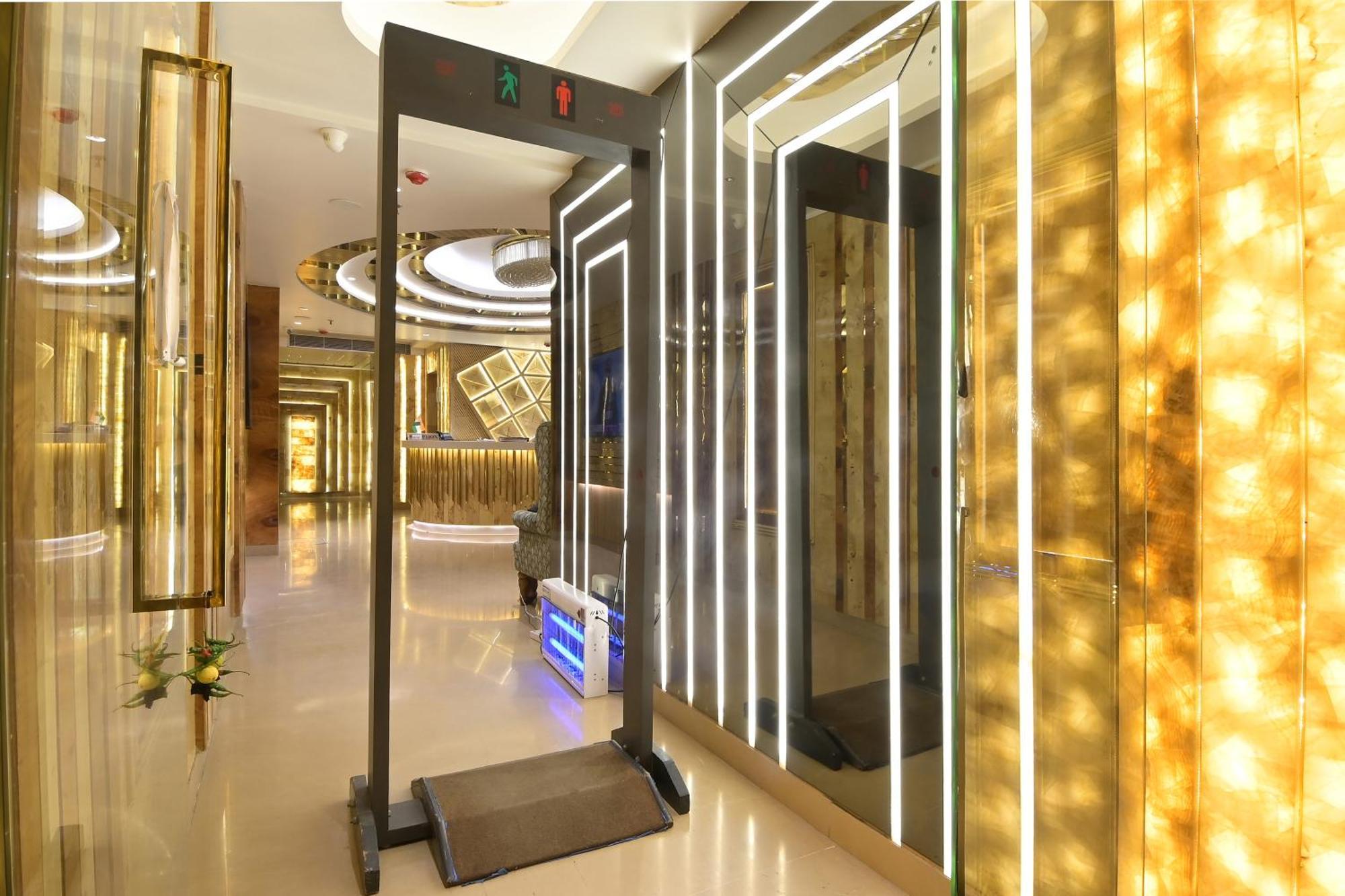 Gold Palace - 03 Mins Walk From Railway Station Guest house